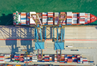 loading a container ship